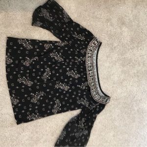 Blouse with wide sleeves. Elastic in the top so it can be worn off the shoulder